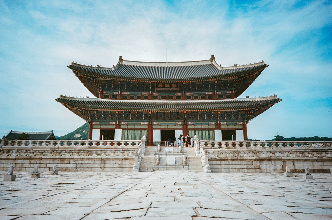 집에서 노트북으로 가족관계증명서를 간편하게 발급받는 모습