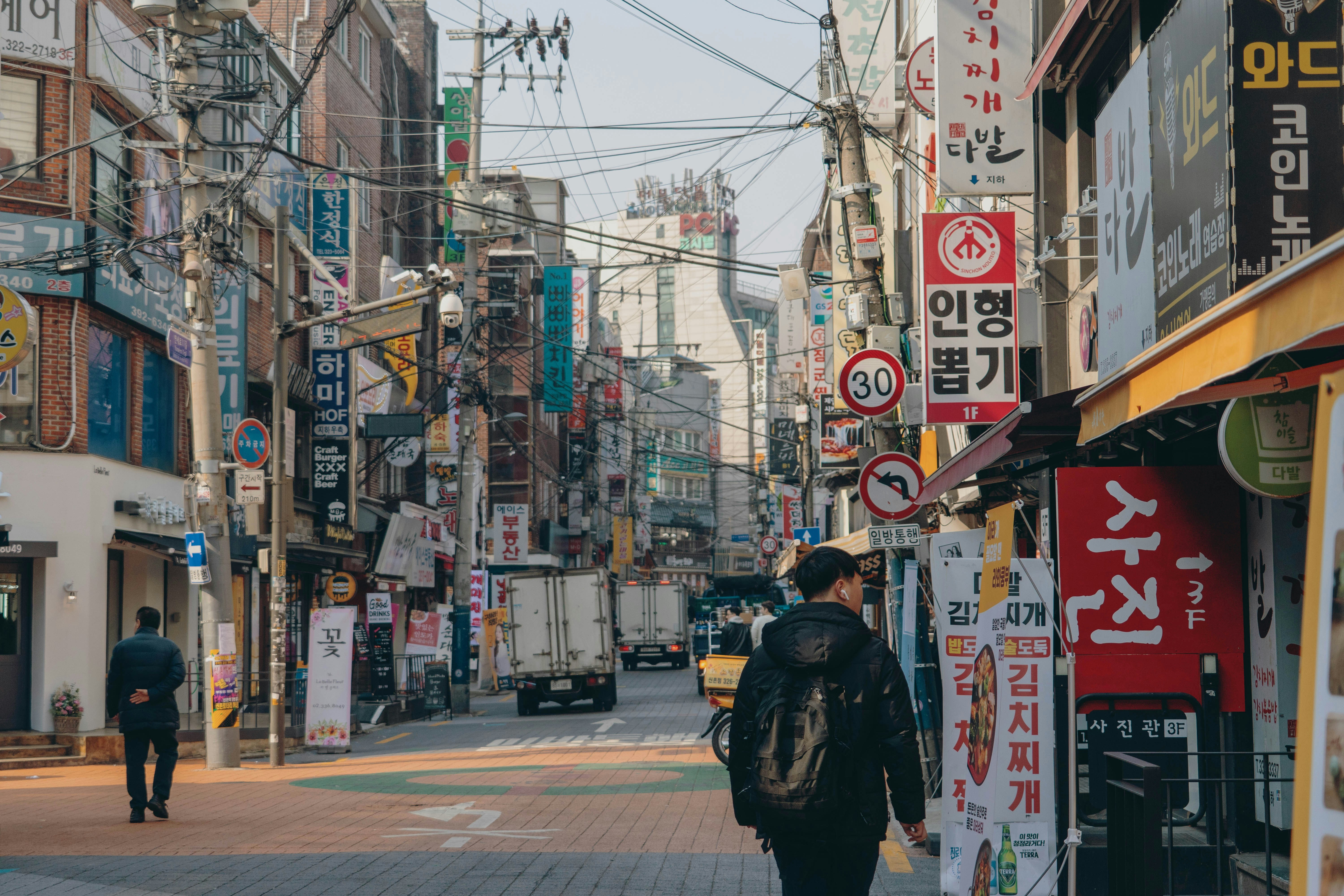 복잡한 개인파산 절차를 딛고 경제적 재기를 꿈꾸는 사람의 뒷모습, 희망찬 미래를 향해 나아가는 이미지.
