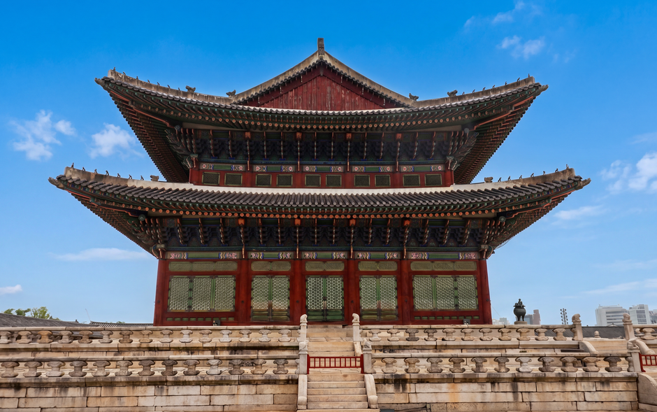 건물 인도 소송의 법정 풍경, 임대인과 임차인이 판사 앞에서 서류를 들고 있는 모습
