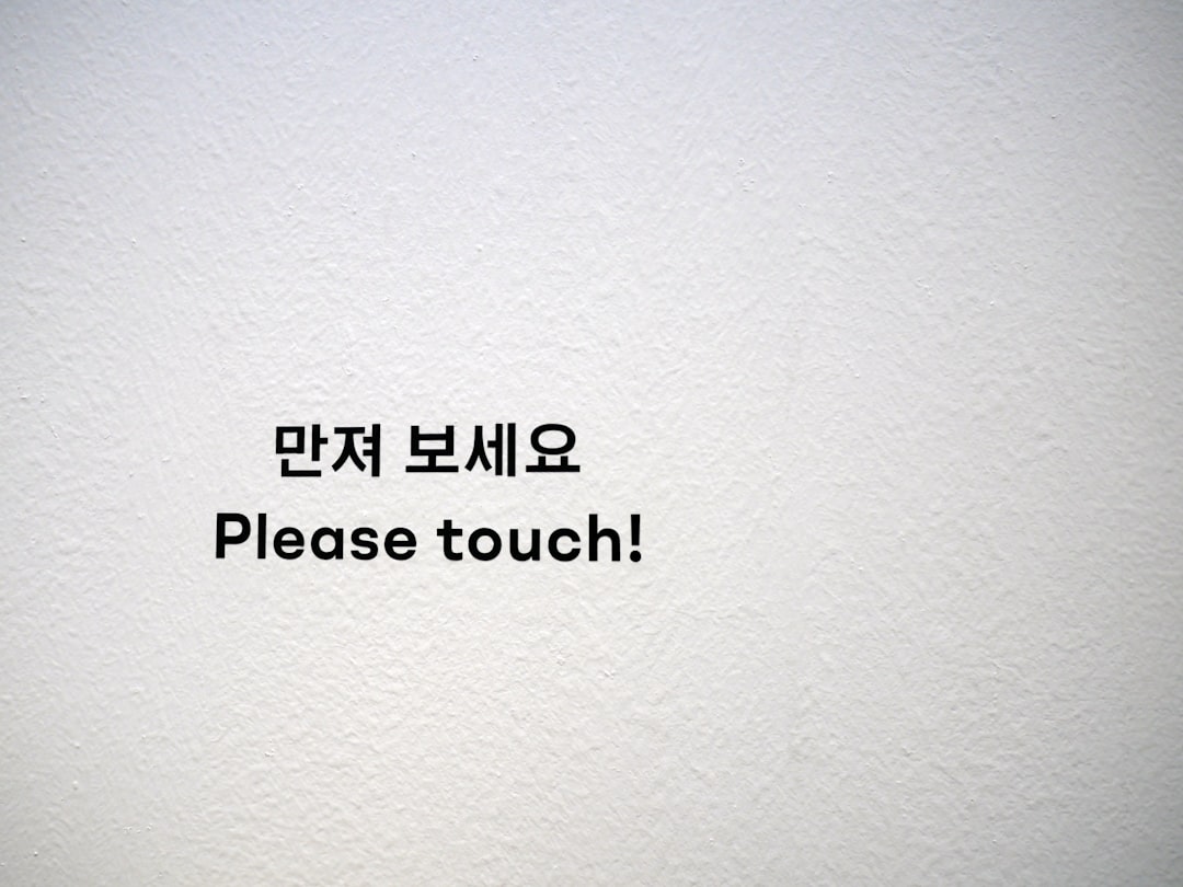 내용증명 서류를 주고받는 손, 법적 절차의 시작을 알리는 모습