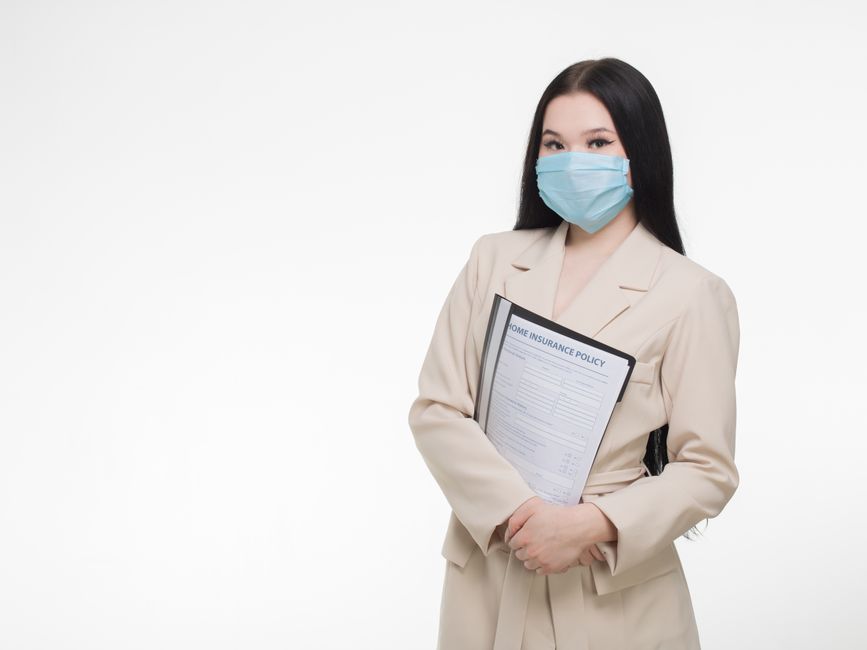 교통사고 후유증 치료비 청구에 대해 의사가 환자에게 설명하는 모습