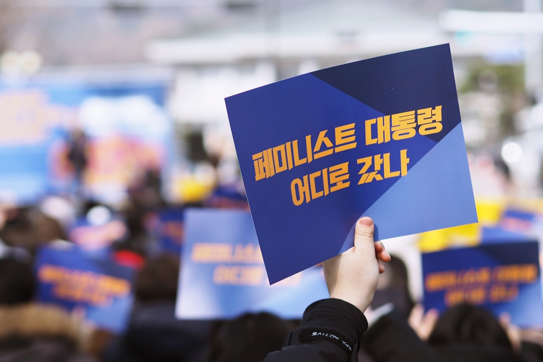 근로계약서를 검토하며 고민하는 사람의 모습, 법적 문제 해결을 위한 진지한 태도를 보여줍니다.