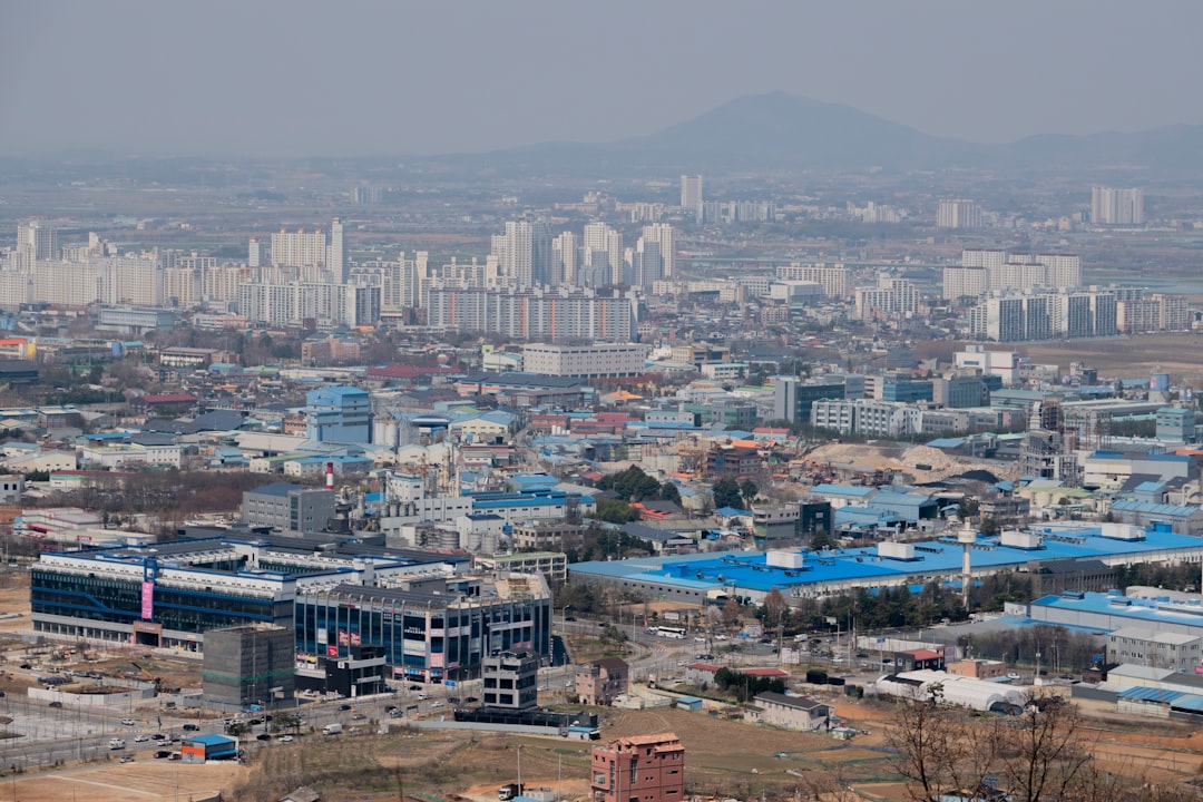 2026년 개정된 근로기준법에 맞춰 근로계약서를 꼼꼼히 검토하는 모습