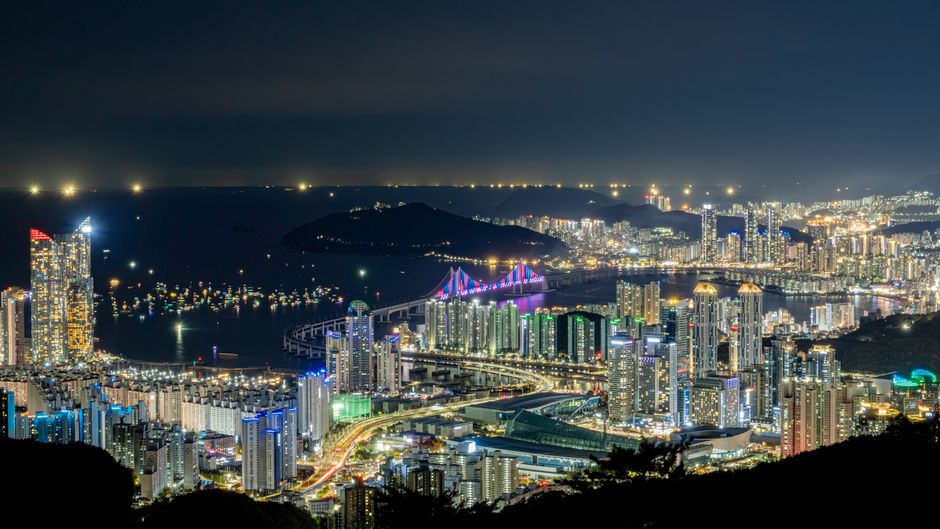 부동산 등기부등본을 꼼꼼히 확인하며 안전한 거래를 준비하는 모습