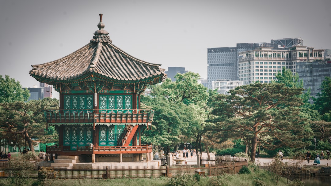등기부등본을 돋보기로 확인하며 부동산 서류를 검토하는 모습