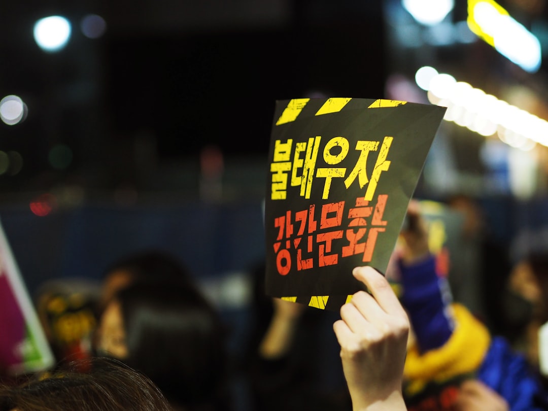 전월세 사기 예방을 위한 주의와 보호를 상징하는 방패 아이콘