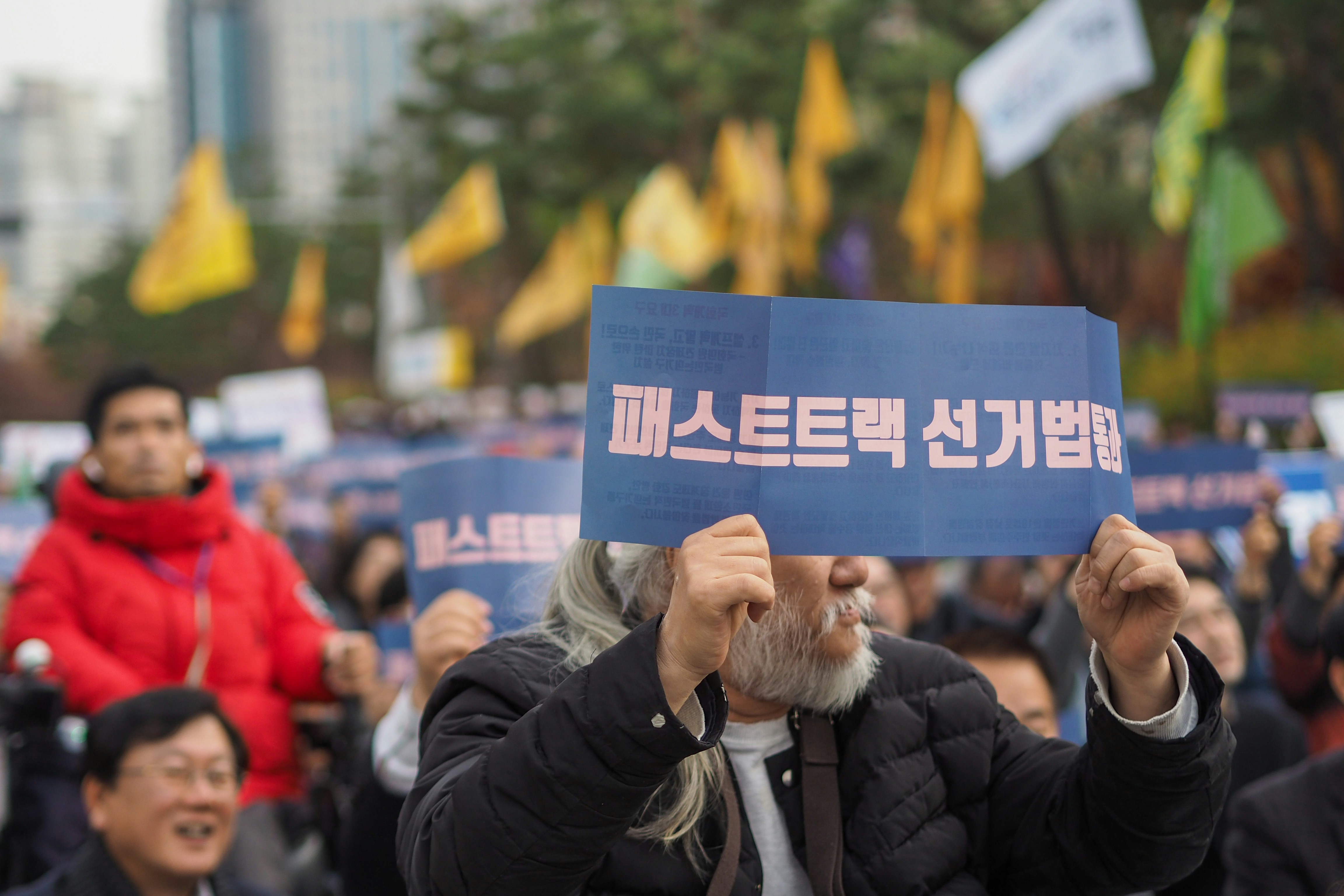 표현의 자유와 명예 보호 사이의 균형을 상징하는 저울과 디지털 네트워크