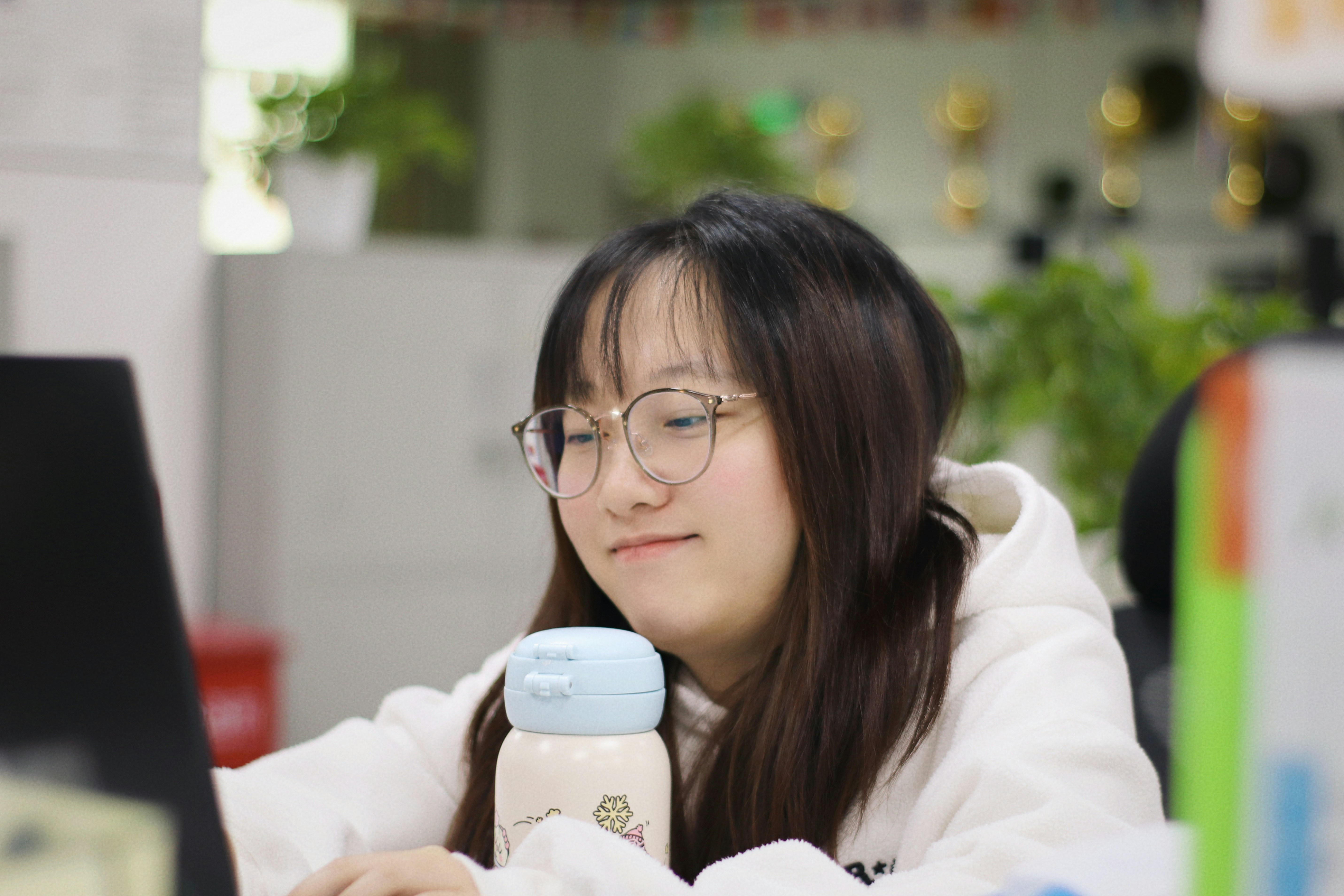 온라인에서의 발언이 법적 문제로 이어질 수 있음을 나타내는 이미지