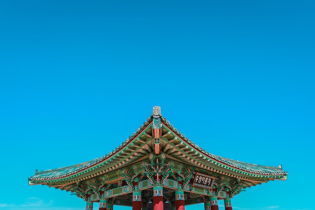 법정 상속 순위와 재산 분할 비율을 상징하는 가족 트리와 법의 저울 이미지