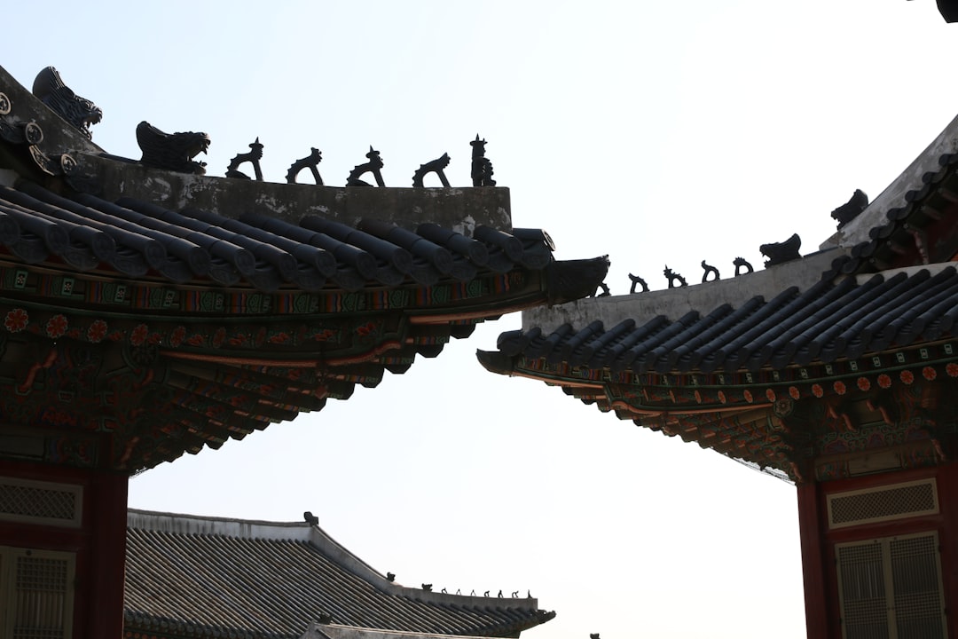 부동산 실소유자와 명의자 사이의 법적 분쟁이나 문제를 암시하는 인물과 법률 상징 이미지