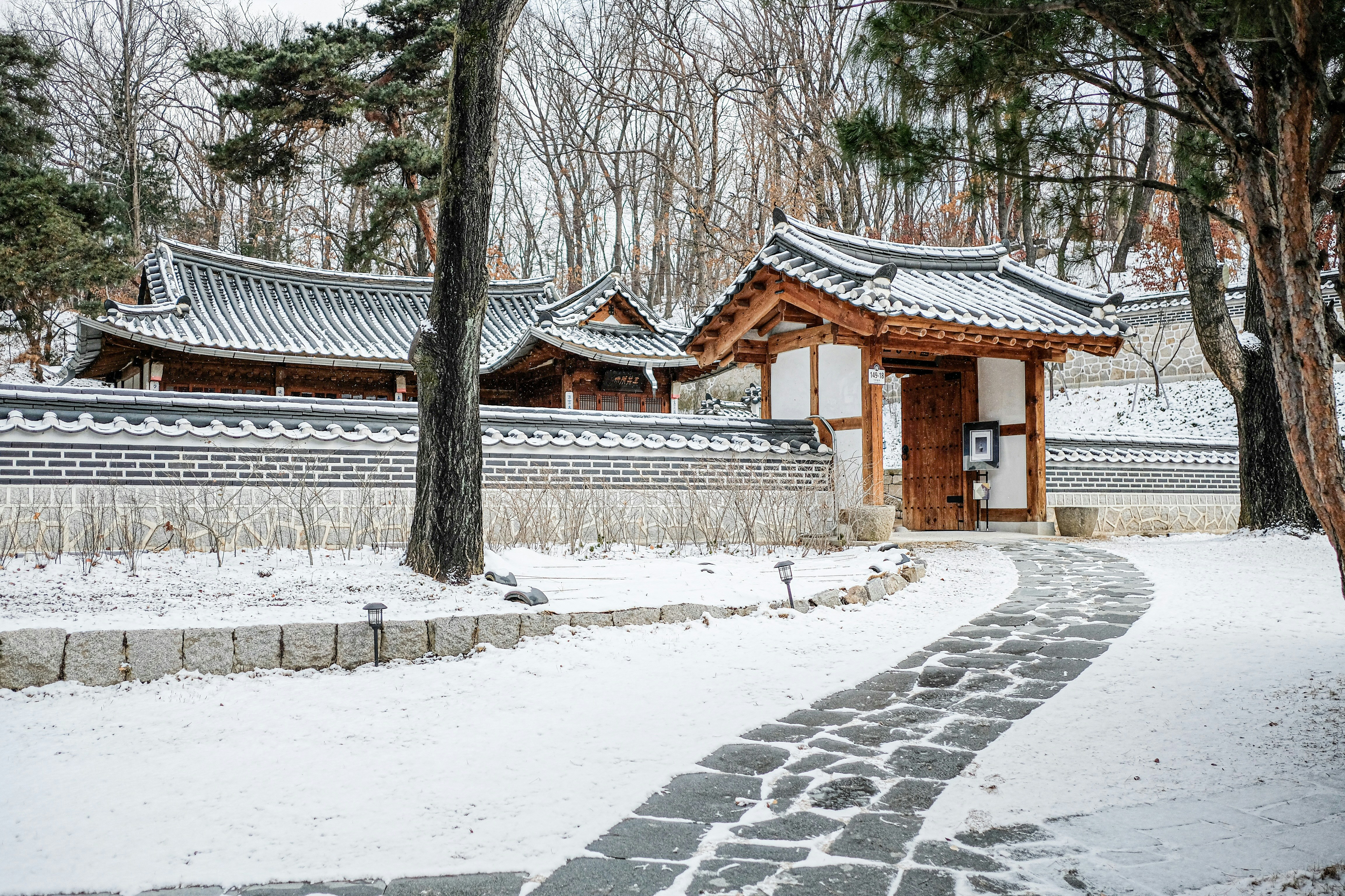 법률 서류와 망치가 놓인 책상 위, 부동산 명의신탁 관련 법적 분쟁을 상징하는 이미지