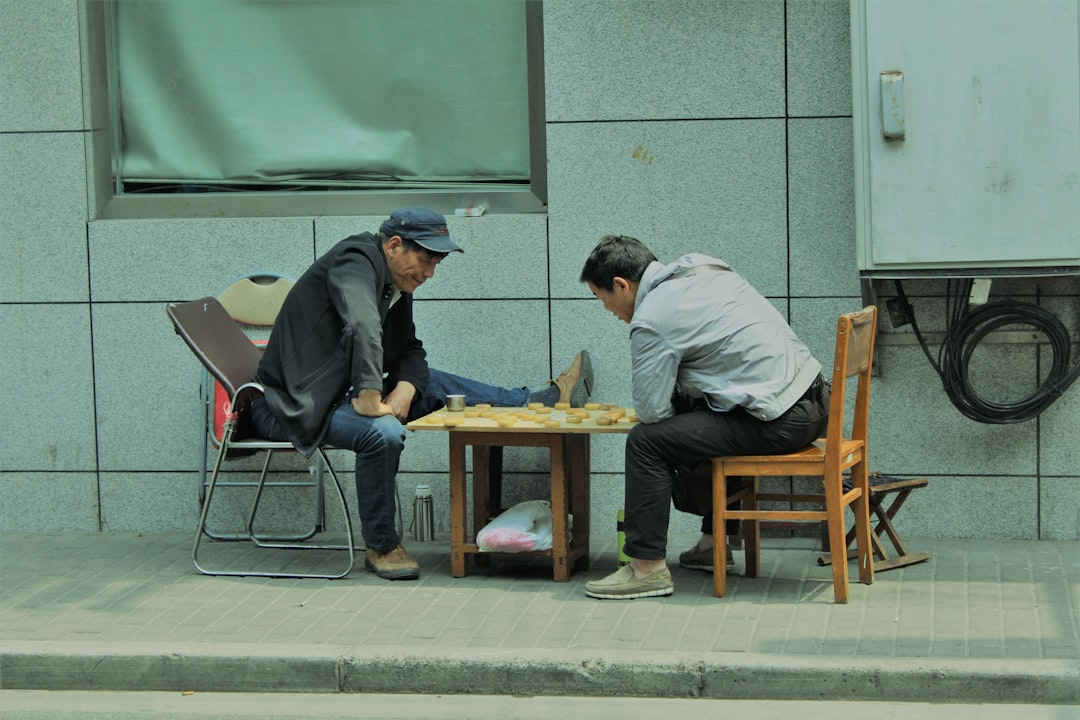 사기 피해자가 경찰에 신고하거나 법적 도움을 받아 안도하는 모습