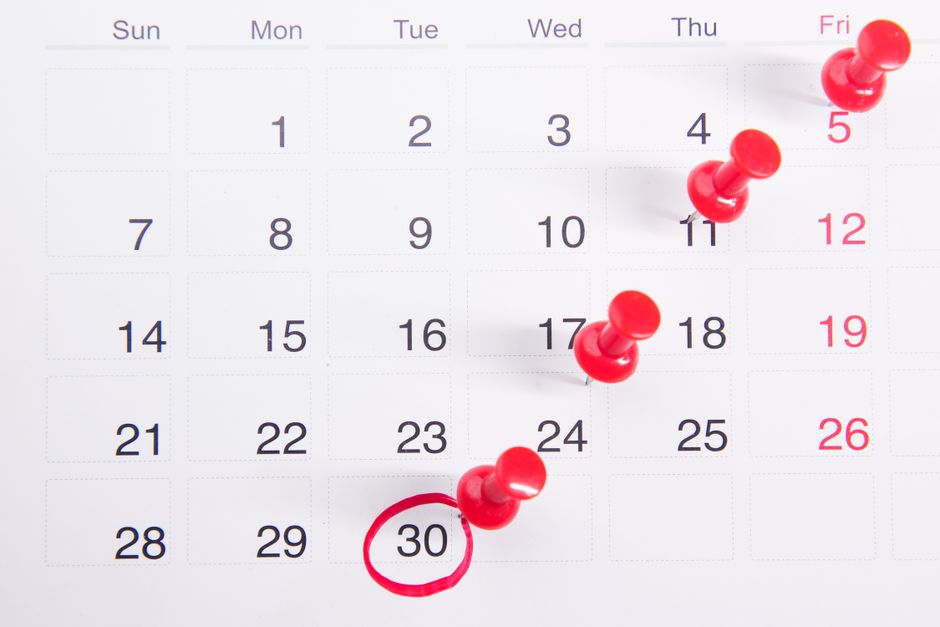 2026년 5월 12일 등 법적 기한과 규정 변경일이 강조된 달력 이미지.