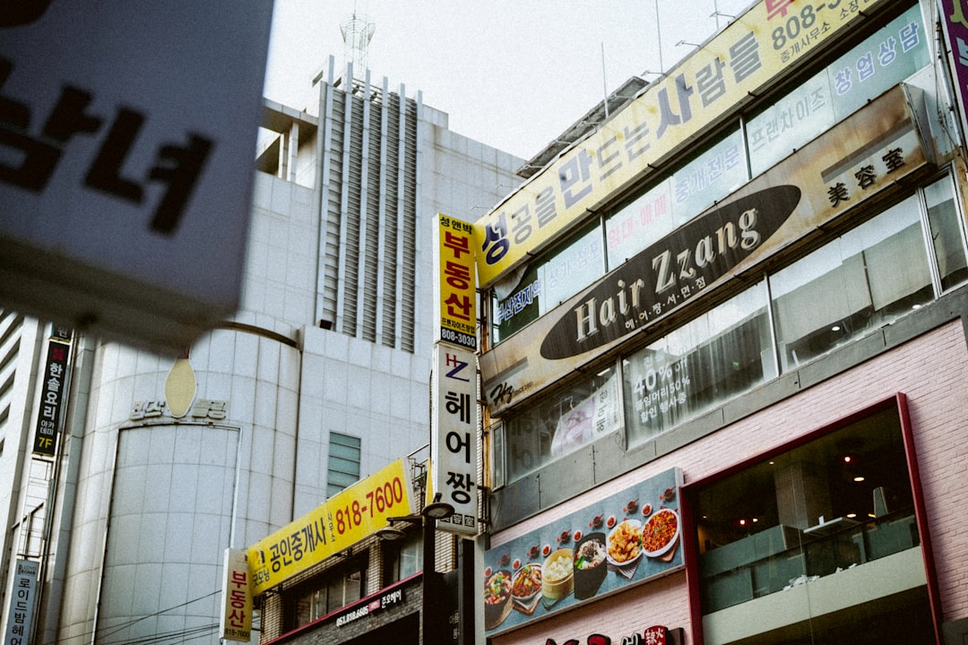 상가 임대료 인상률 계산 및 법적 한도, 분쟁 해결 방안을 논의하는 임대인과 임차인 이미지