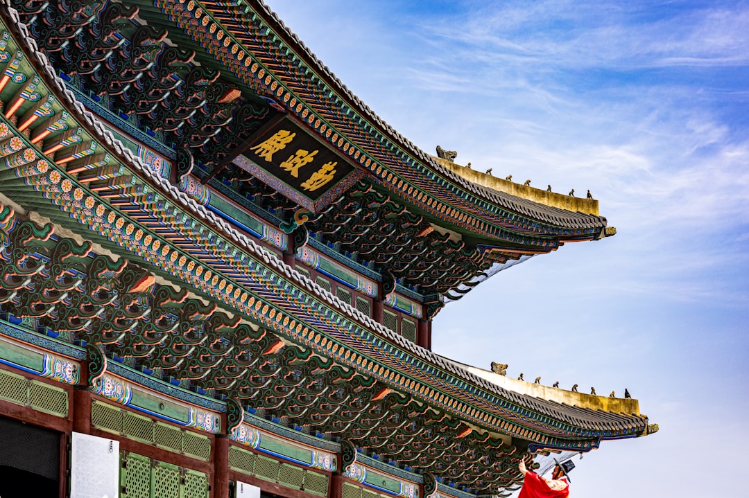 복잡한 상속세 계산 차트와 계산기를 보며 재정 계획을 세우는 사람의 모습