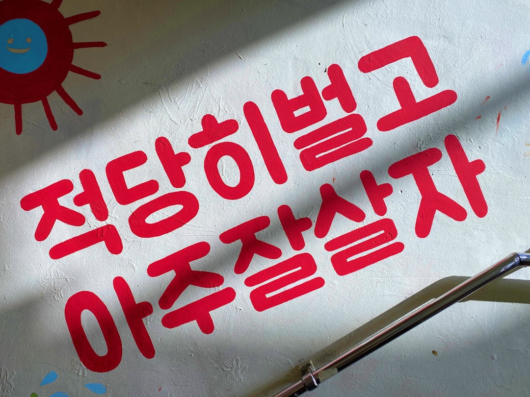 절세 계획을 위해 서류에 서명하고 있는 손과 재산