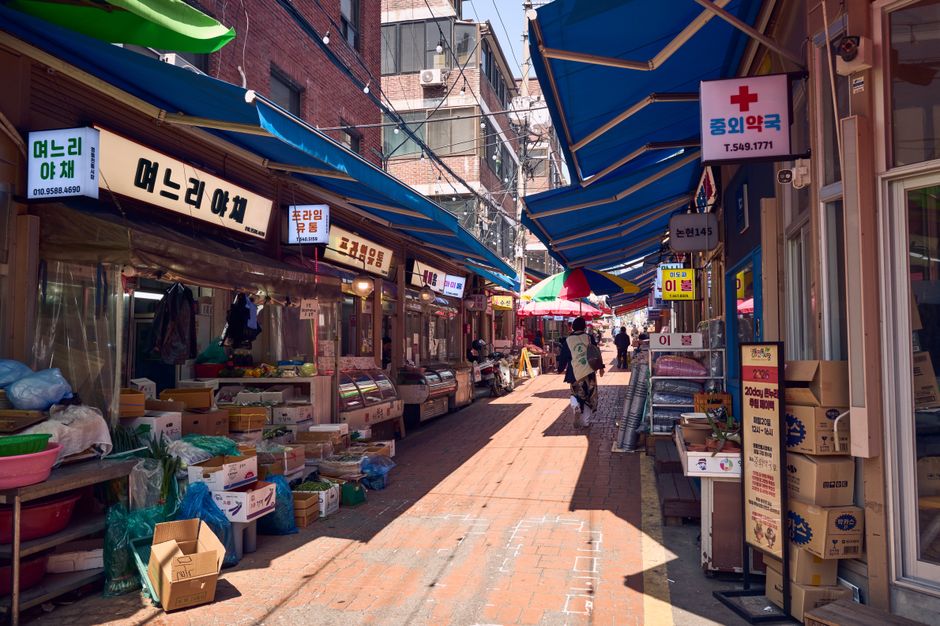 온라인 쇼핑몰에서 환불 또는 교환 문제로 고민하는 한국인 소비자가 스마트폰을 들고 있는 모습
