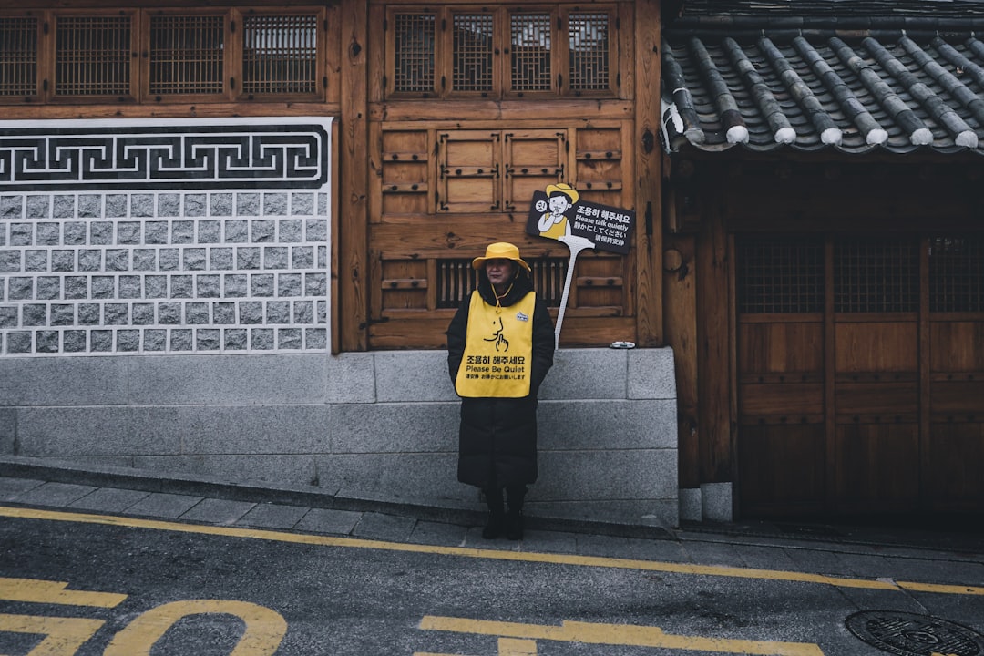 노트북으로 구직 활동을 하는 사람의 모습, 실업급여 신청 서류들이 주변에 놓여 있다.