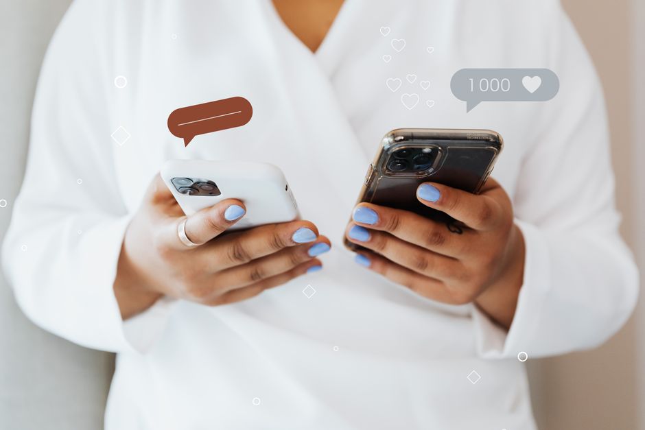 스마트폰으로 온라인 명예훼손 게시물을 캡처하며 증거를 수집하는 손