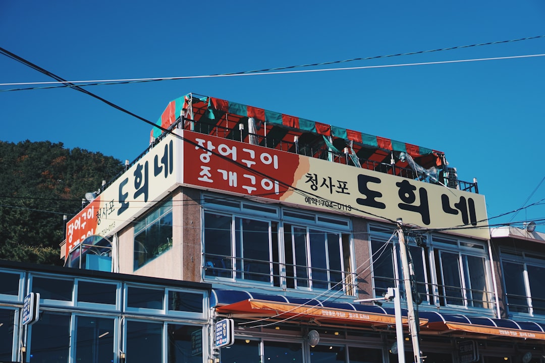 텅 빈 레스토랑 테이블을 보며 근심에 잠긴 식당 주인과 법적 대응을 상징하는 법률 문서 이미지