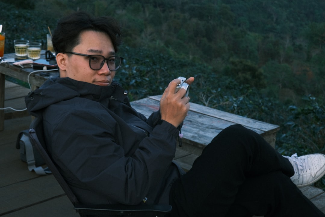 처방약 병을 들고 있는 손과 흐릿한 자동차 계기판 배경, 약물 운전의 위험성을 암시