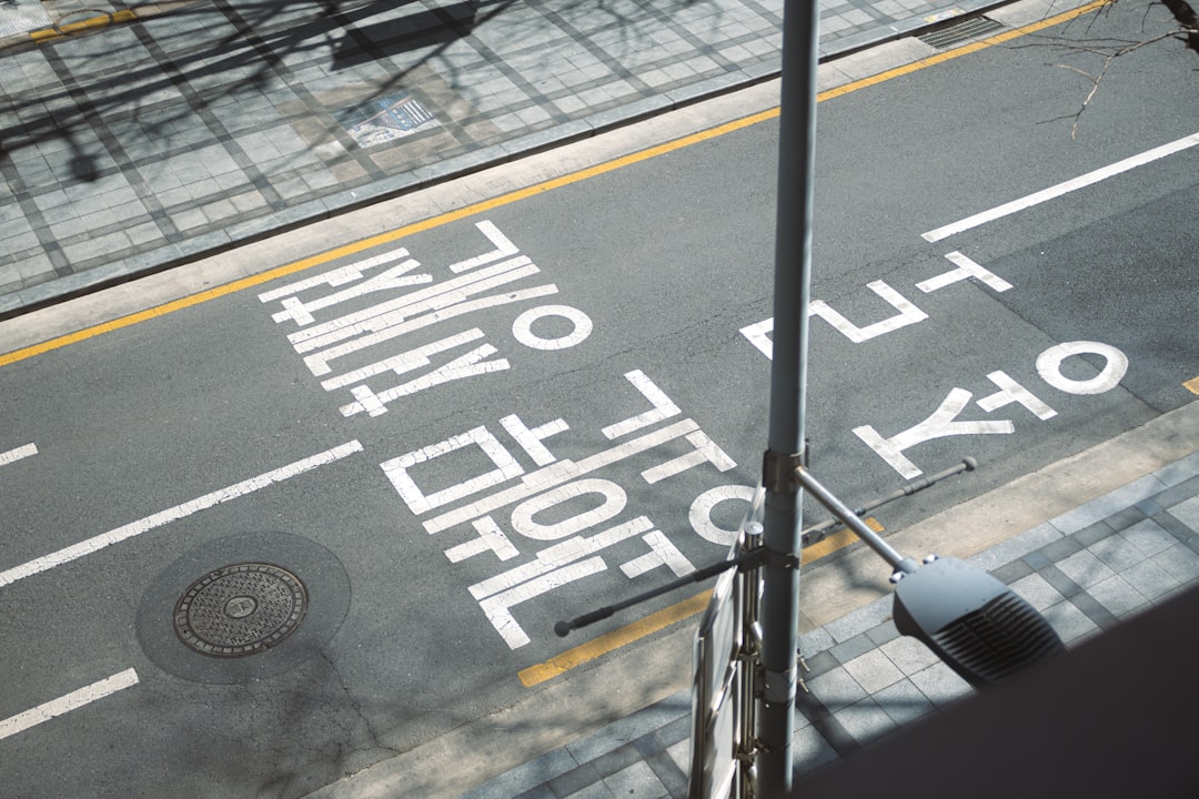 이혼 재산분할의 공정성을 상징하는 저울에 결혼반지와 법률 서류가 놓여 있는 모습
