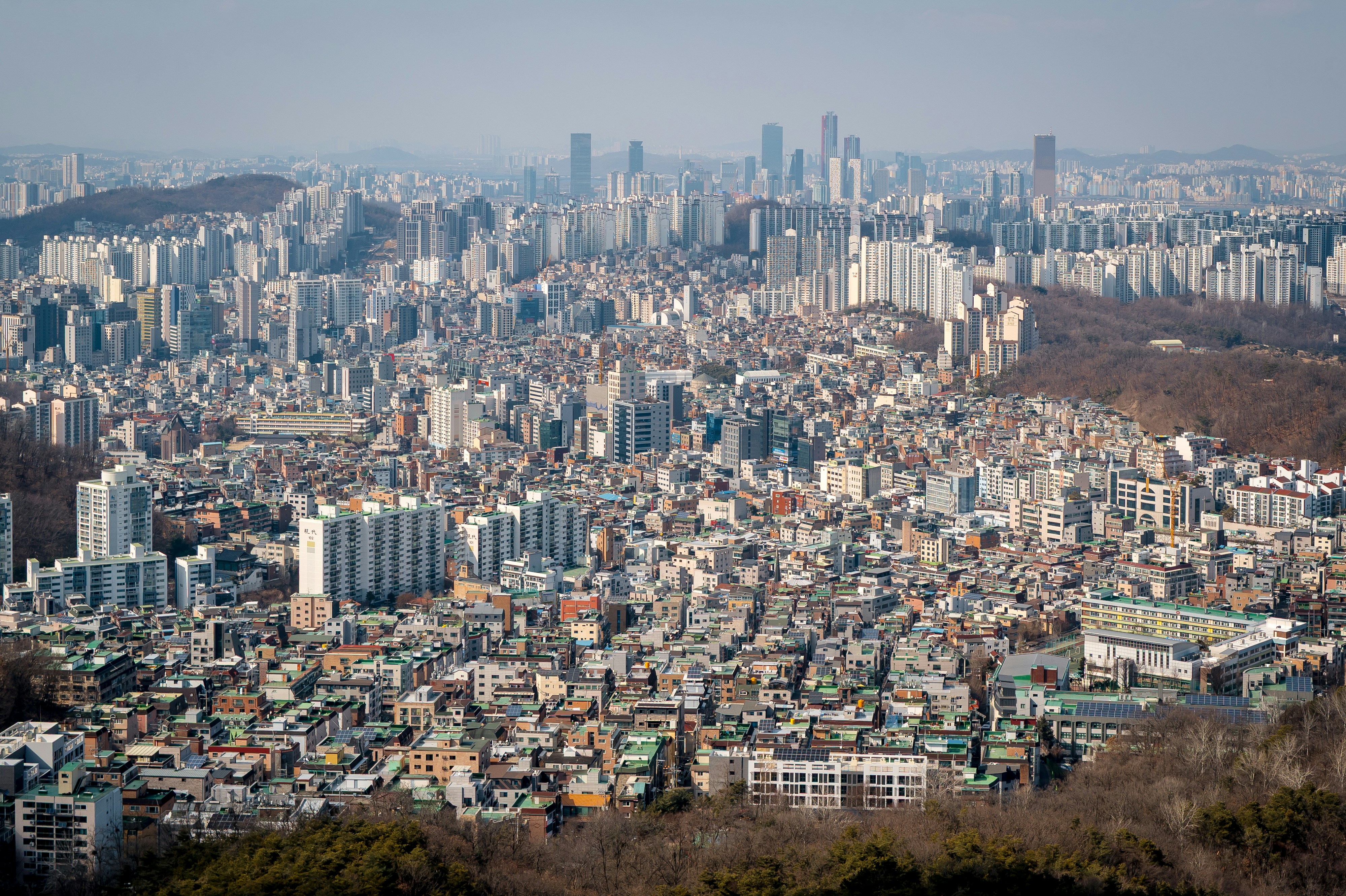 임대차 계약 갱신 청구권 관련 법률 서류와 임대인, 임차인이 대화하는 모습