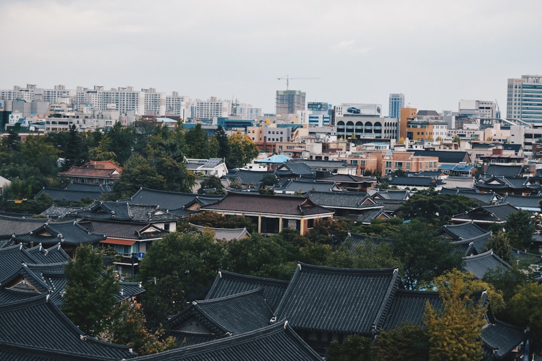2026년 임대차 계약 해지 통보 방법과 주의사항을 상징하는 이미지. 복잡한 부동산 서류와 한국 아파트 배경, 그리고 '2026'년 달력이 보인다.