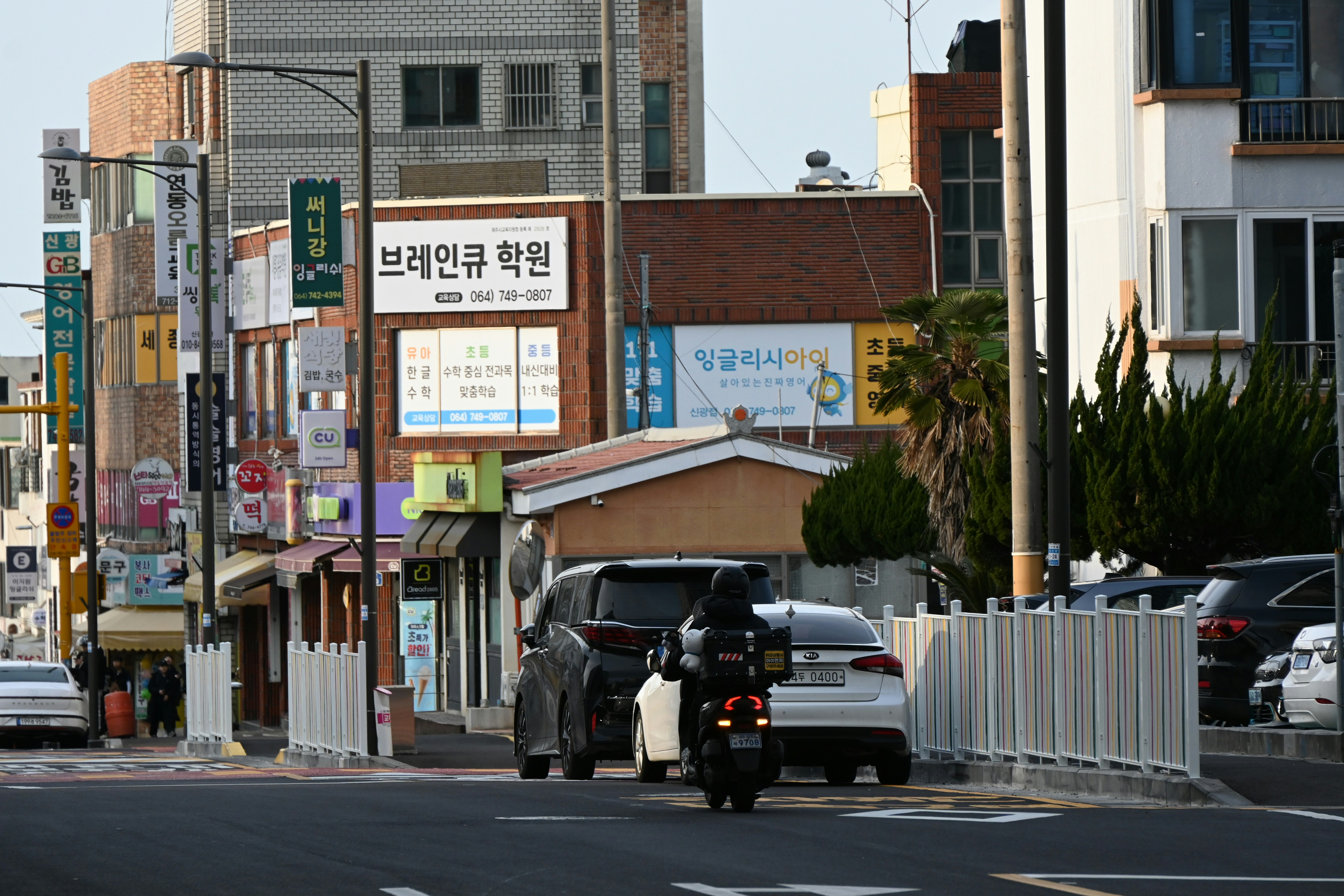 보증금 반환 및 유지보수 의무 관련 분쟁 증가 추세를 보여주는 그래프와 주택 시장 불안정성을 상징하는 이미지