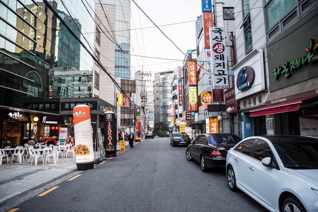 텔레매틱스 보험 관련 운전 분석 데이터를 보여주는 자동차 대시보드, 미래지향적 AI 시각화