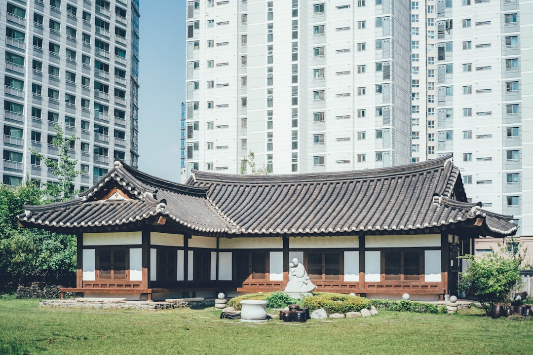 2026년 전세보증금 반환 거부 문제로 고통받는 임차인이 법적 서류를 검토하는 모습
