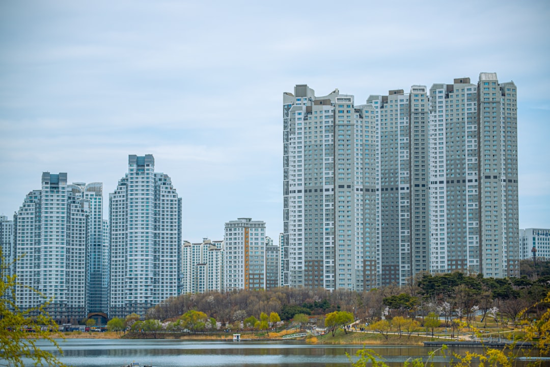 전세 계약 갱신 시 집주인 동의 여부를 상징하는 열쇠를 주고받는 임차인과 임대인의 손