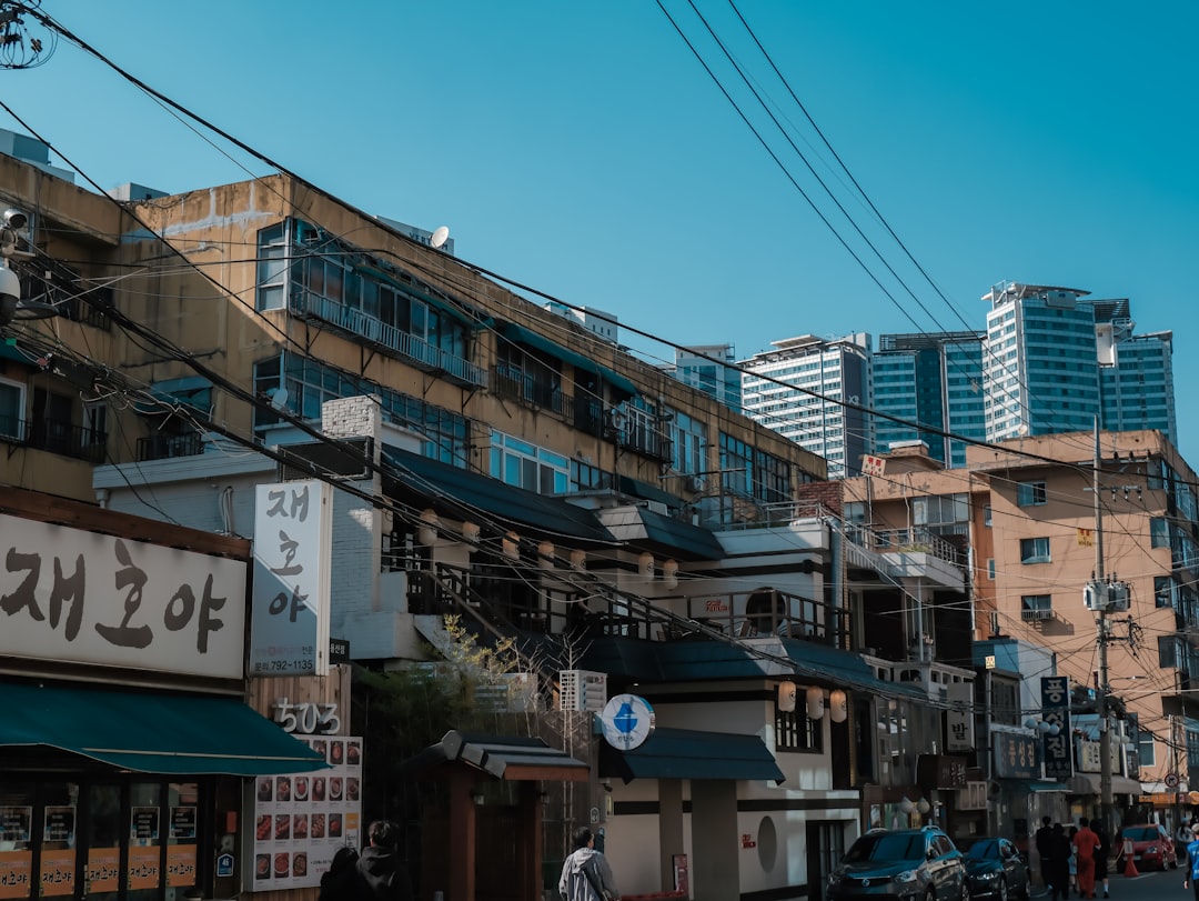 주택 구입 시 취득세 절세 전략을 고민하며 주택 모형과 동전을 살펴보는 모습