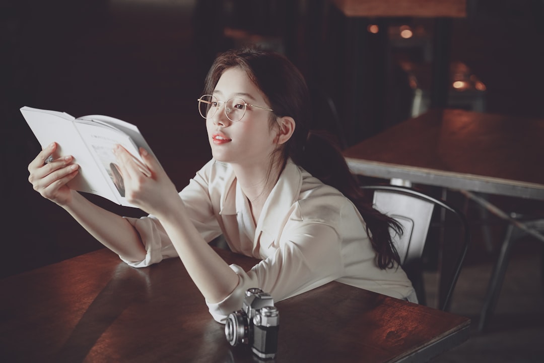 중고차 성능·상태점검기록부를 태블릿으로 꼼꼼하게 확인하는 모습