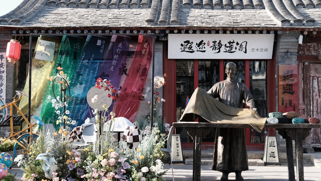 결혼과 출산으로 인해 1억 원 추가 증여재산공제를 받는 신혼부부 또는 새로운 부모의 모습을 상징하는 그림