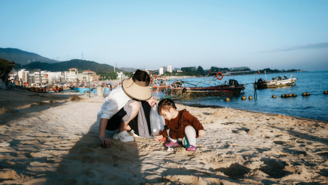 가족이 증여세 신고 서류를 검토하며 재산 이전을 계획하는 모습