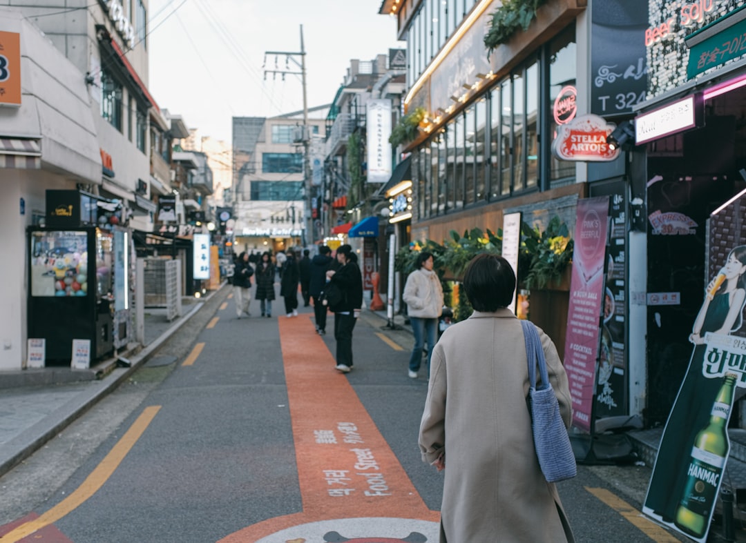 고용노동부 건물로 향하며 직장 내 괴롭힘을 외부에 신고하는 용기 있는 사람의 일러스트.