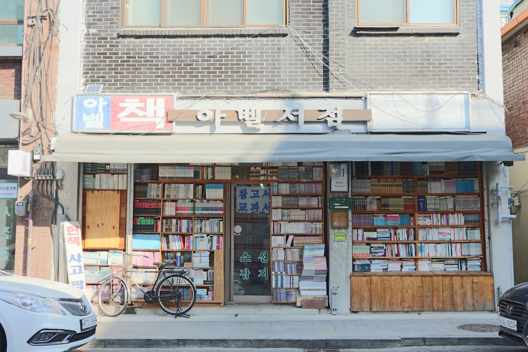 임금체불로 강화된 처벌 규정을 고민하는 사업주의 모습
