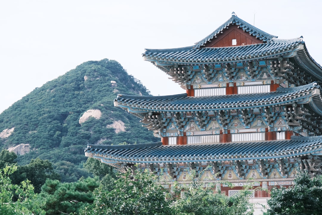 책상에 앉아 퇴직금 중간 정산 서류를 검토하고 있는 사람, 재무 계획을 세우는 듯한 진지한 표정.